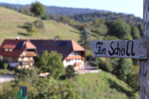 Häuser mit Schild Fam. Scholl