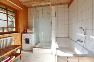 Haus EG - Bad mit Dusche, Badewanne und Waschmaschine