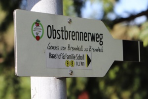 Schild Obstbrennerweg - dieser geht direkt vorm Haus vorbei